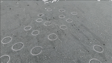 Çat Barajı'ndaki "yüzen adalar" buz tuttu