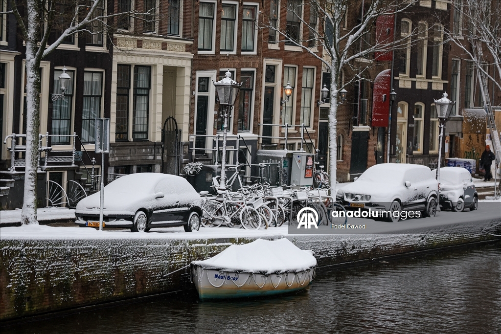 Сильный снегопад в Нидерландах парализовал транспортное сообщение