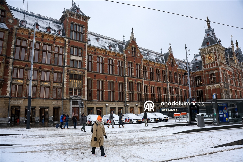 Сильный снегопад в Нидерландах парализовал транспортное сообщение