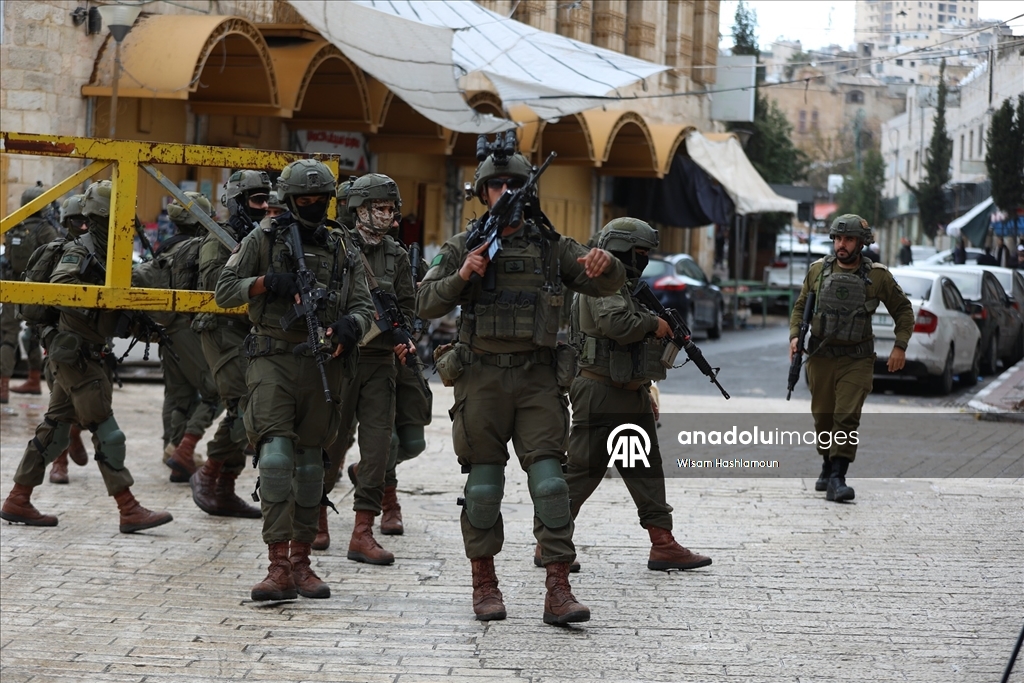 Filistin topraklarını gasbeden İsrailliler, İsrail güçleri korumasında El Halil'e baskın düzenledi