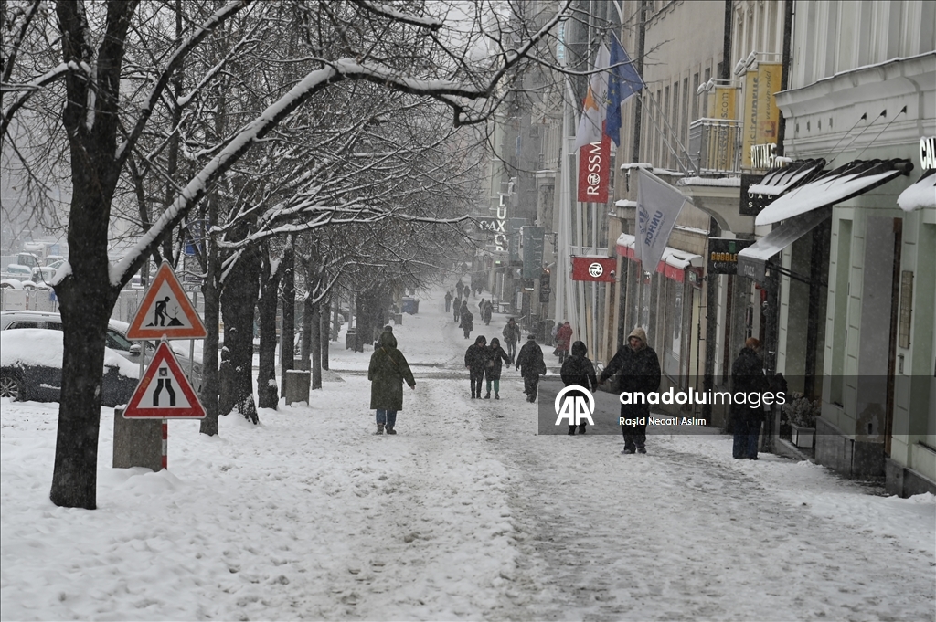 Obilne snježne padavine u češkoj prijestolnici Pragu