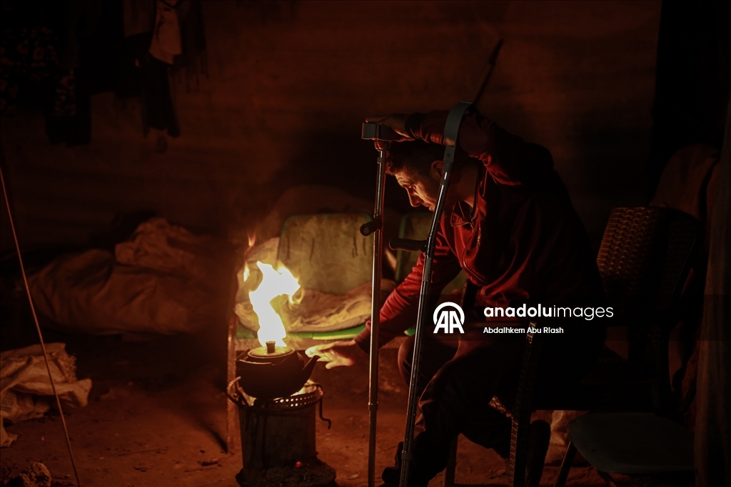 Gazze’de yerinden edilen Filistinliler zorlu kış koşullarıyla mücadele ediyor