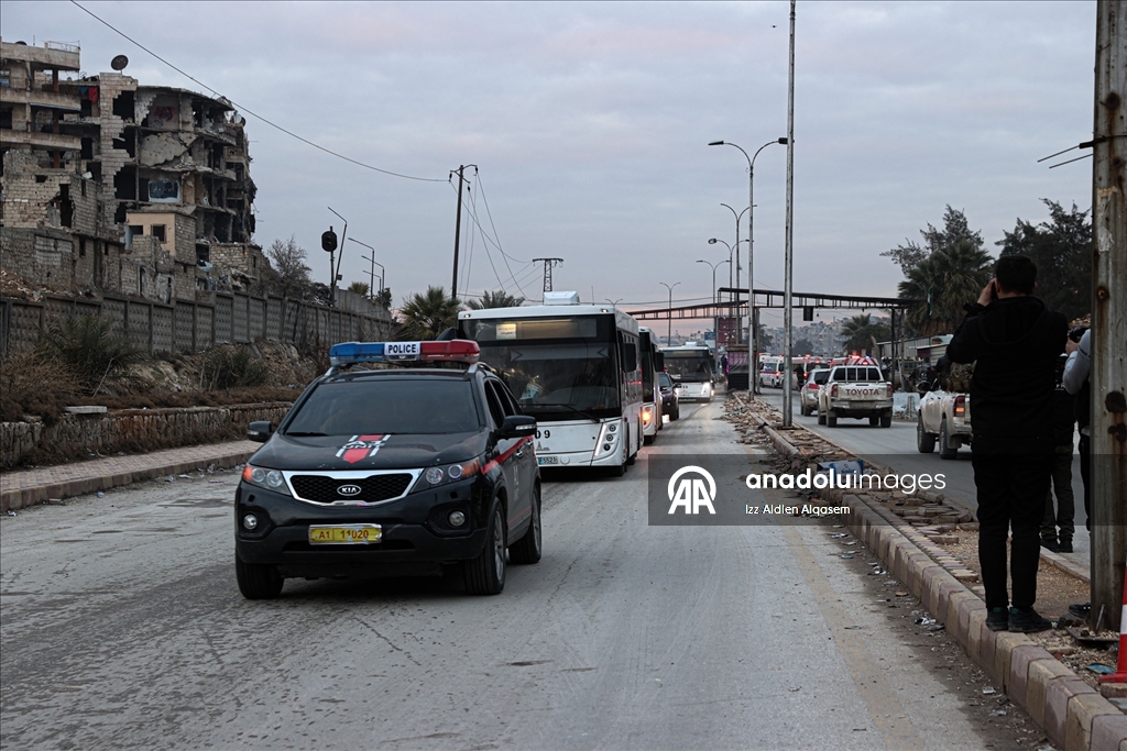 Halep’te, tahliye edilmeyi kabul eden terör örgütü YPG/SDG mensupları otobüslerle Tabka’ya gönderildi