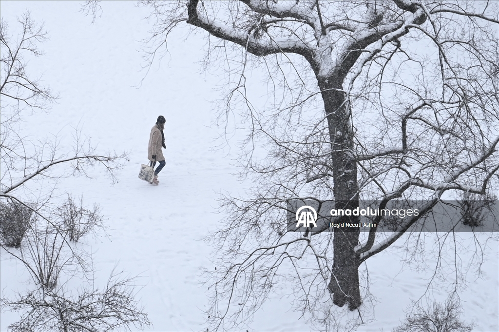 Prag’da kar yağışı etkili oldu