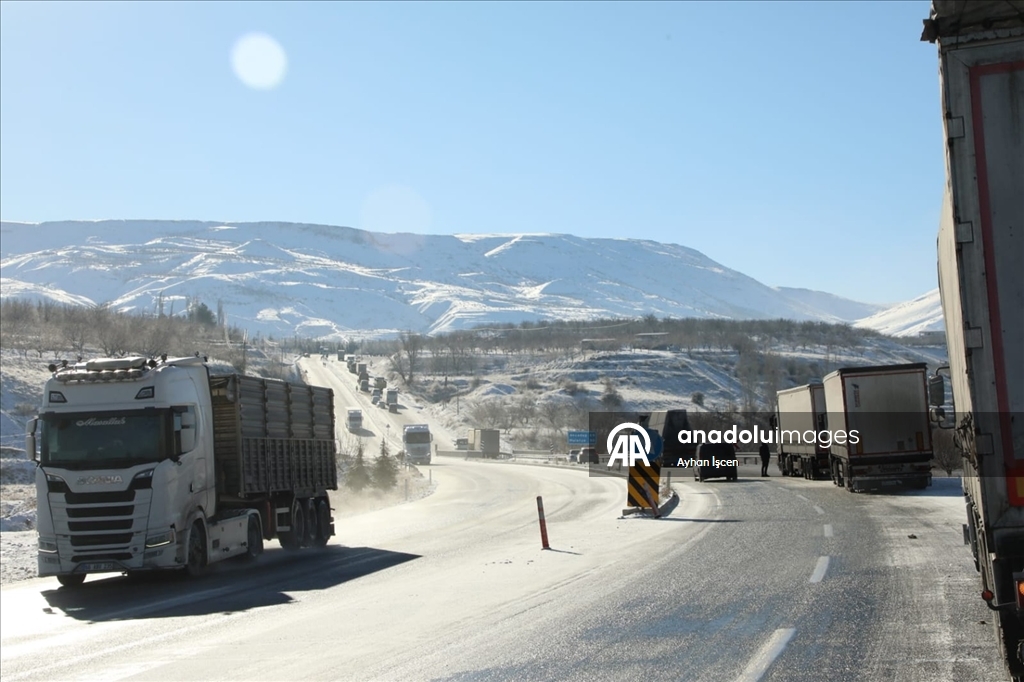 Malatya-Kayseri kara yolundaki buzlanma ulaşımı aksattı