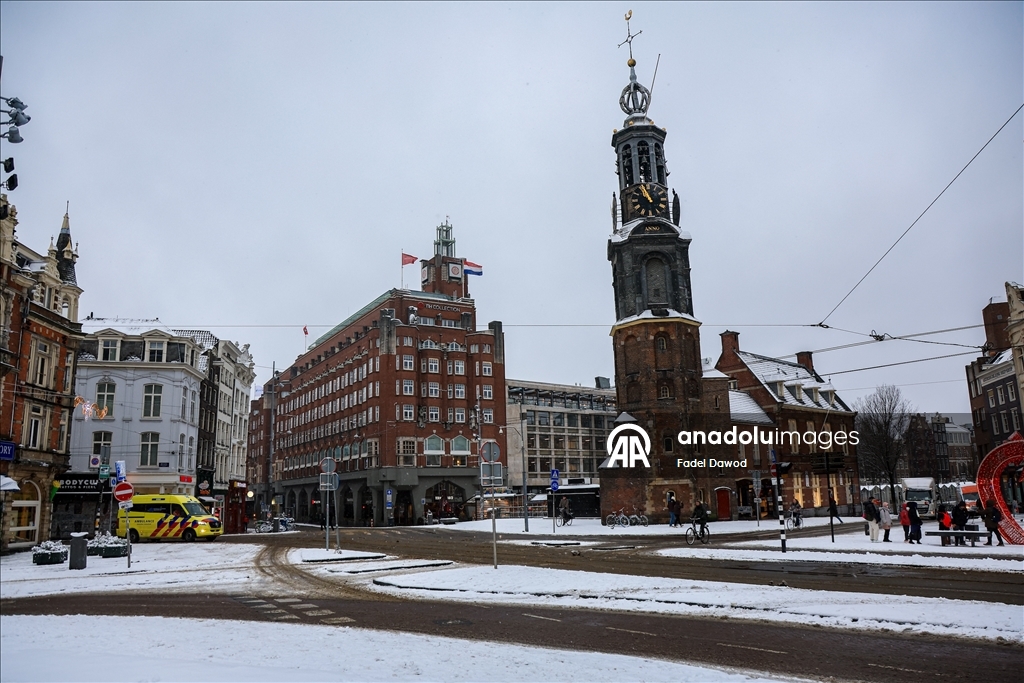 Сильный снегопад в Нидерландах парализовал транспортное сообщение