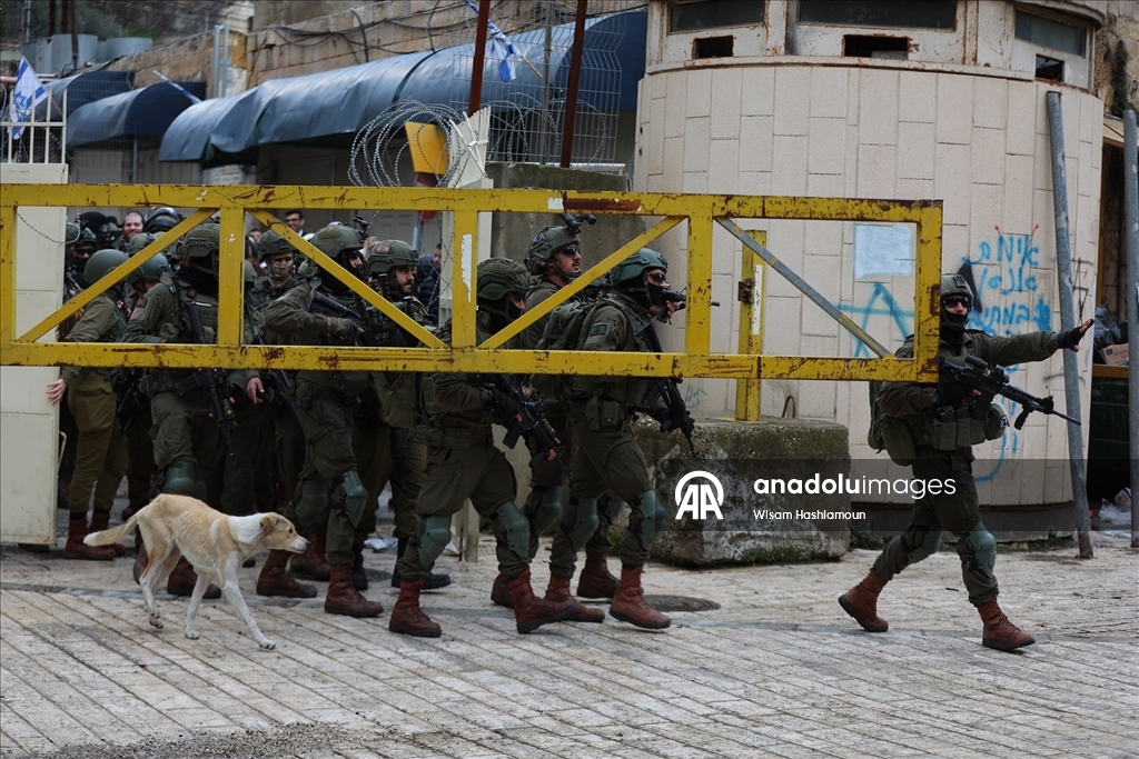 Filistin topraklarını gasbeden İsrailliler, İsrail güçleri korumasında El Halil'e baskın düzenledi