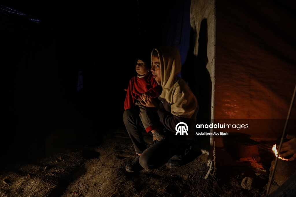 Gazze’de yerinden edilen Filistinliler zorlu kış koşullarıyla mücadele ediyor