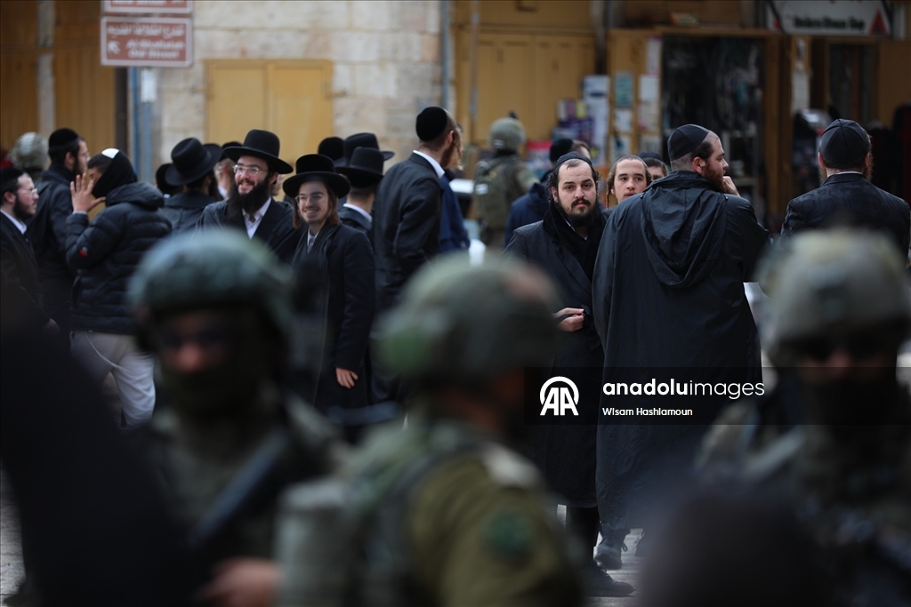 Filistin topraklarını gasbeden İsrailliler, İsrail güçleri korumasında El Halil'e baskın düzenledi