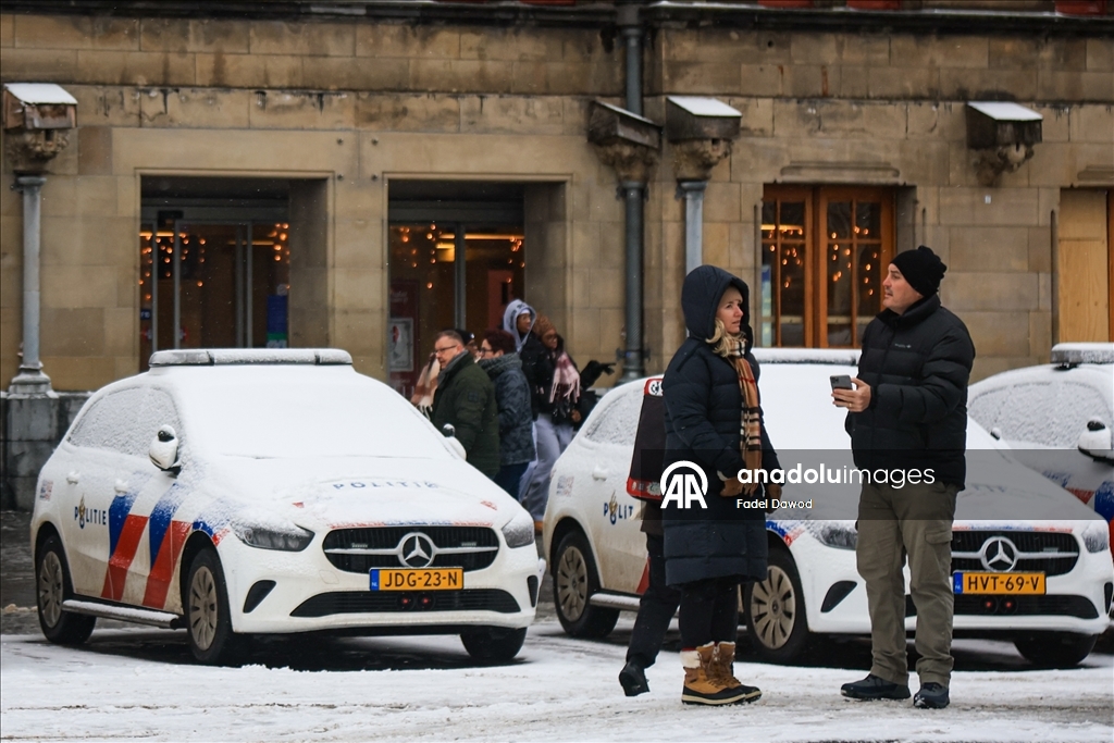 Сильный снегопад в Нидерландах парализовал транспортное сообщение