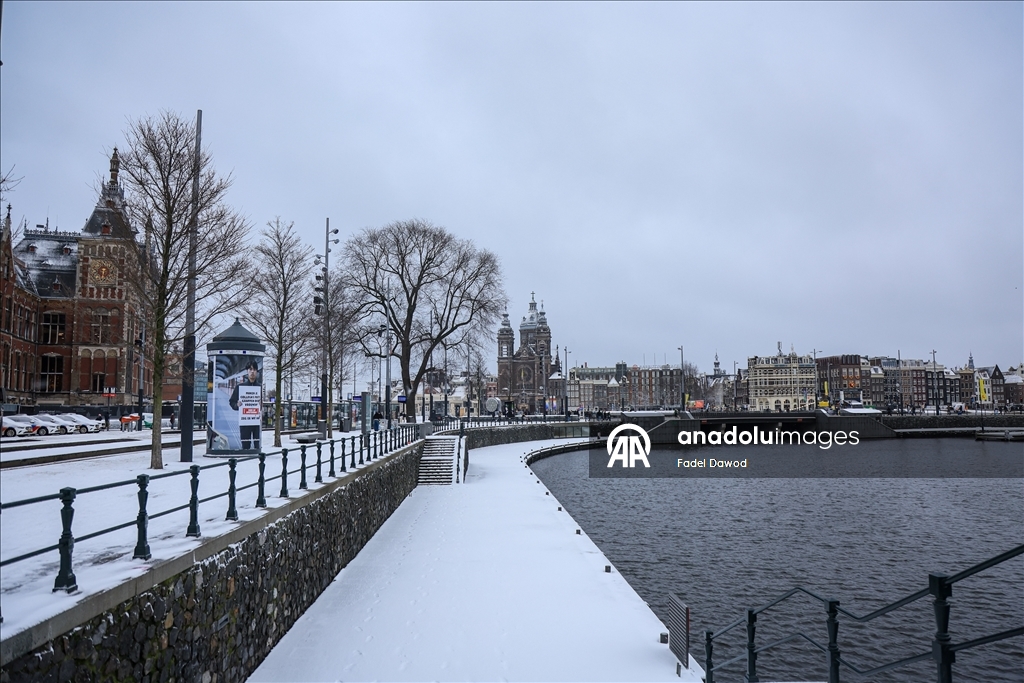 Сильный снегопад в Нидерландах парализовал транспортное сообщение