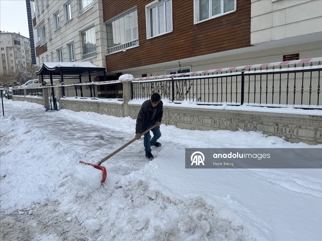Erzurum'da kar yağışı ve soğuk hava etkisini sürdürüyor