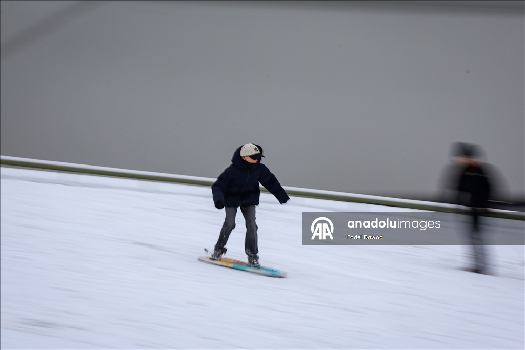 Сильный снегопад в Нидерландах парализовал транспортное сообщение