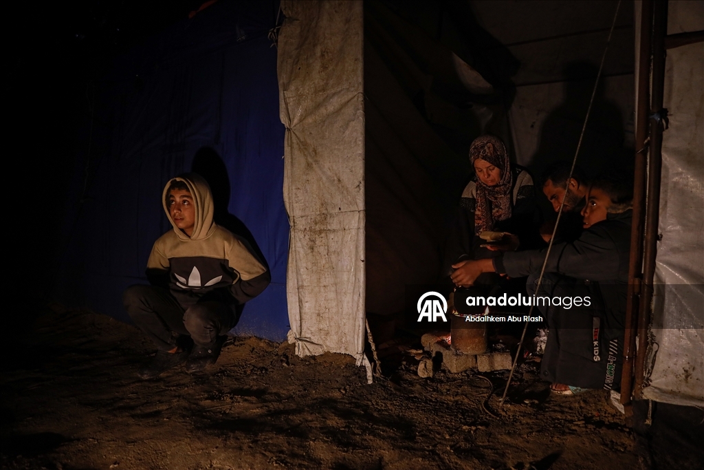 Gazze’de yerinden edilen Filistinliler zorlu kış koşullarıyla mücadele ediyor