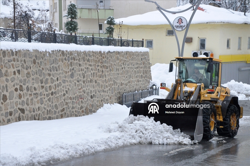Hakkari'nin Çukurca ilçesinde kar etkili oldu