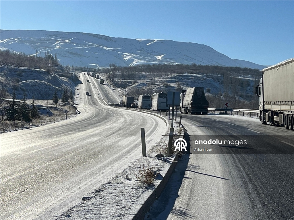 Malatya-Kayseri kara yolundaki buzlanma ulaşımı aksattı