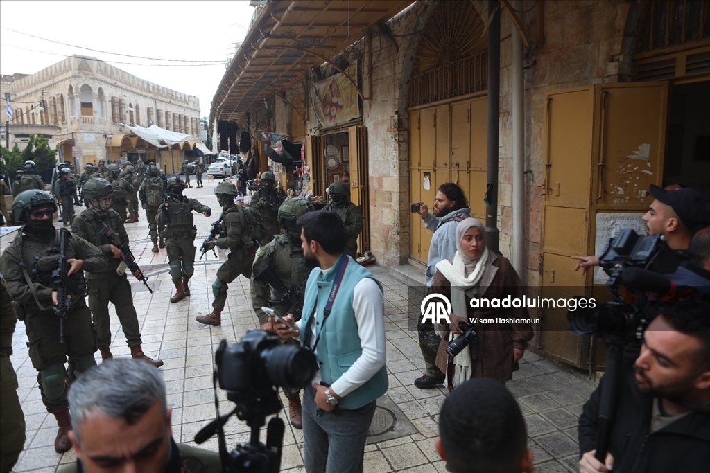Filistin topraklarını gasbeden İsrailliler, İsrail güçleri korumasında El Halil'e baskın düzenledi