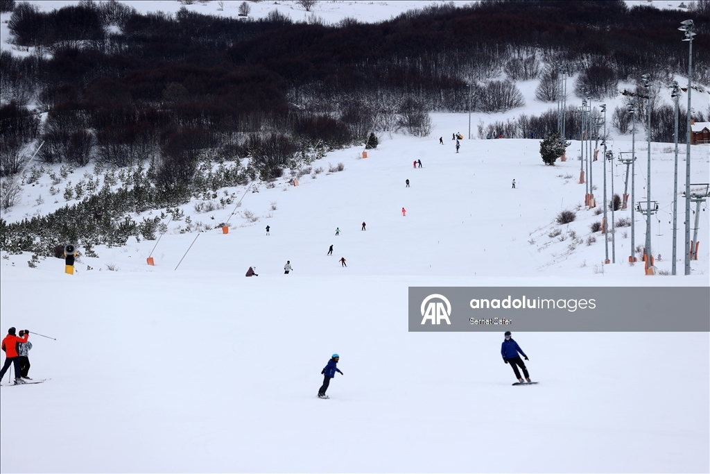 Yıldız Dağı hafta sonu kayakseverlerle doldu