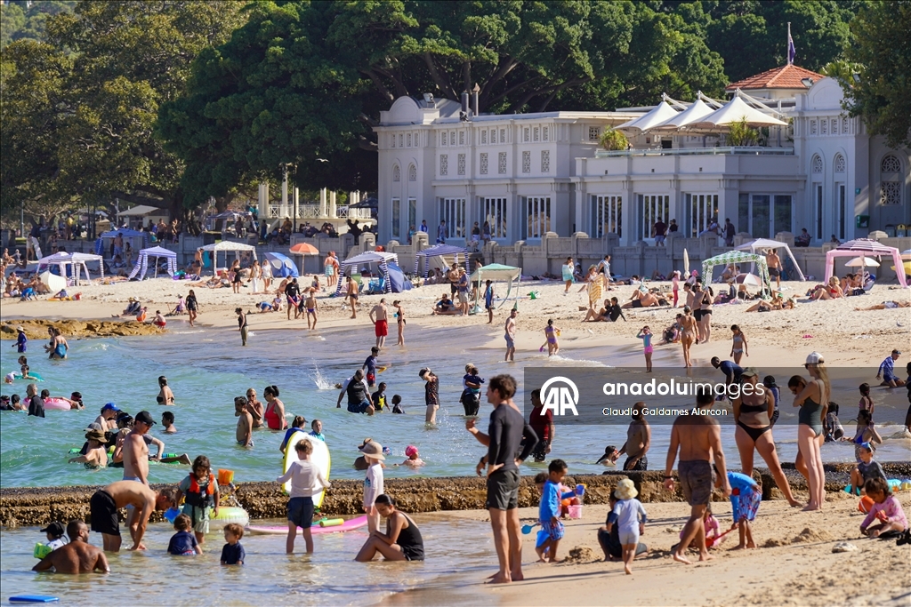 Sıcak hava dalgası Sidney’de plajlarda yoğunluk oluşturdu