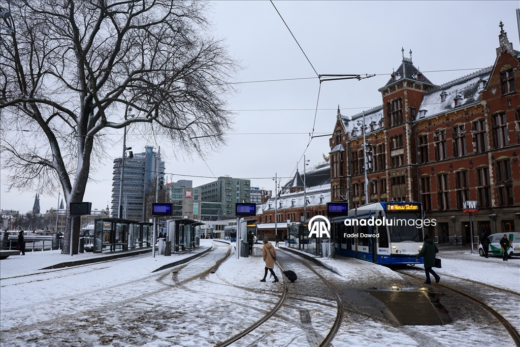 Сильный снегопад в Нидерландах парализовал транспортное сообщение