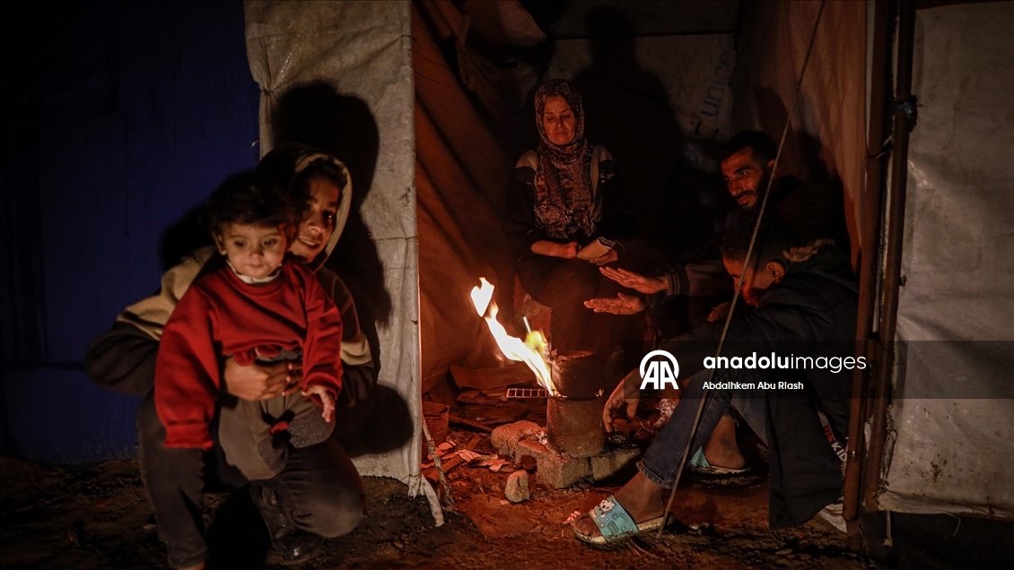Gazze’de yerinden edilen Filistinliler zorlu kış koşullarıyla mücadele ediyor