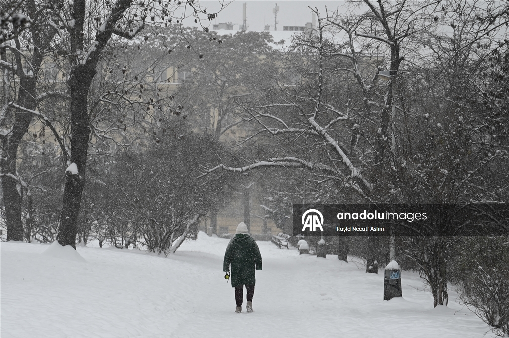 Prag’da kar yağışı etkili oldu