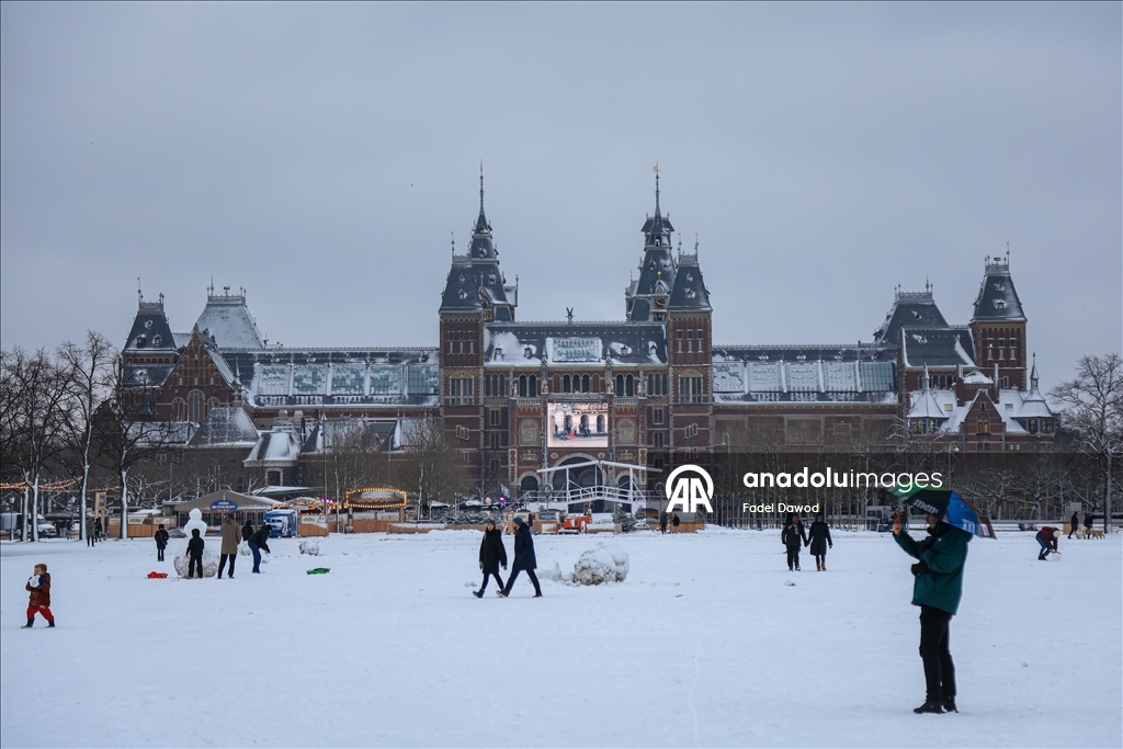 Сильный снегопад в Нидерландах парализовал транспортное сообщение