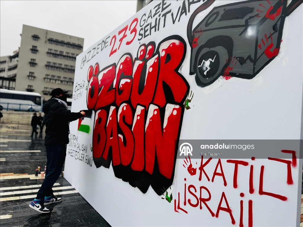 Ankara'da İsrail saldırılarında hayatını kaybeden Filistinli gazeteciler için grafitili anma