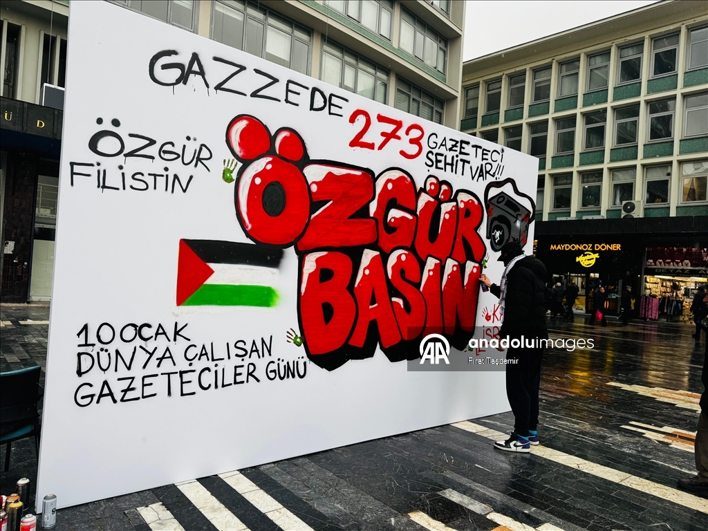 Ankara'da İsrail saldırılarında hayatını kaybeden Filistinli gazeteciler için grafitili anma