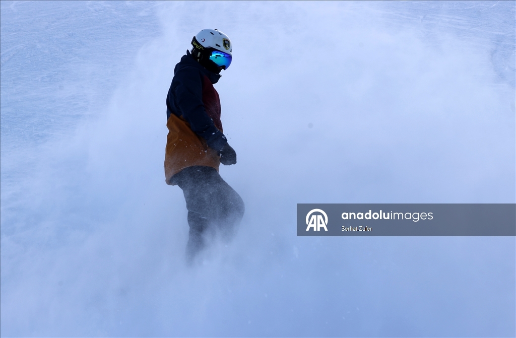 Yıldız Dağı hafta sonu kayakseverlerle doldu