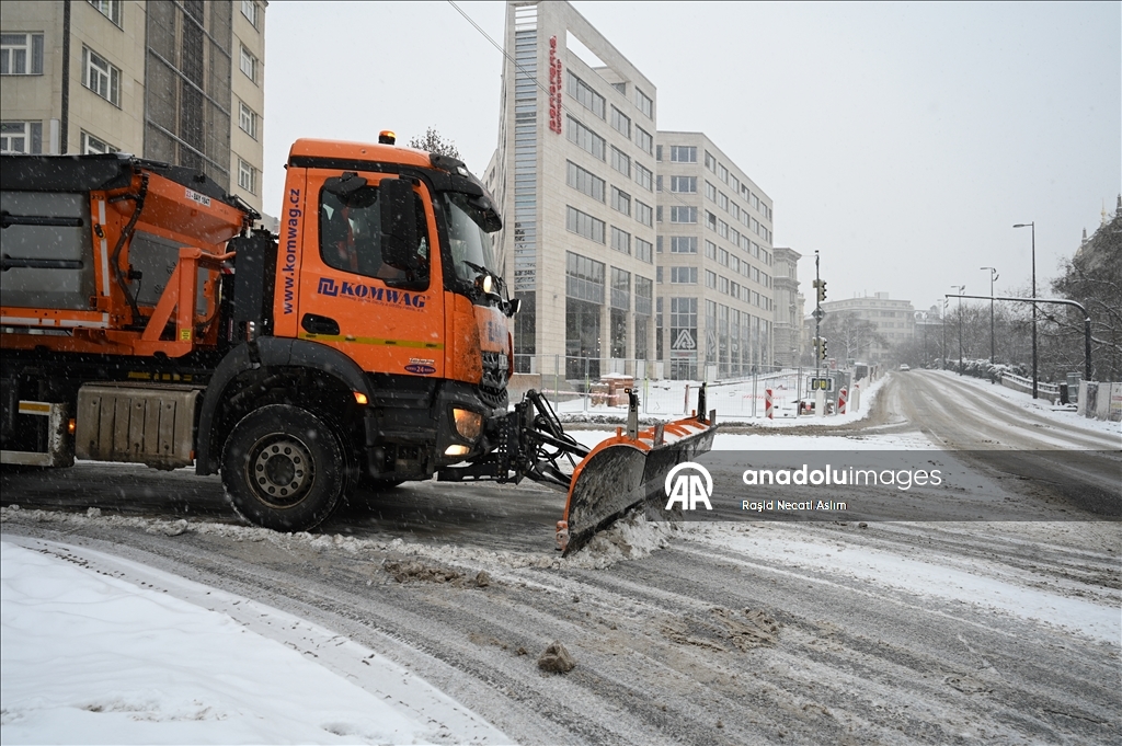 Obilne snježne padavine u češkoj prijestolnici Pragu