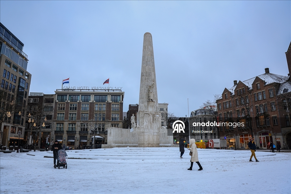 Сильный снегопад в Нидерландах парализовал транспортное сообщение