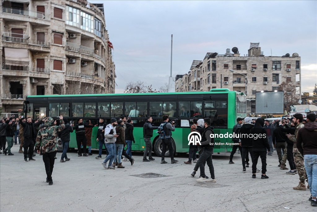 Halep’te, tahliye edilmeyi kabul eden terör örgütü YPG/SDG mensupları otobüslerle Tabka’ya gönderildi
