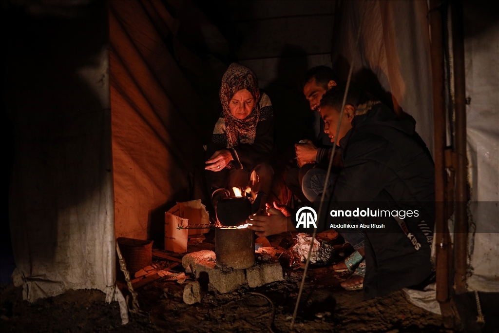 Gazze’de yerinden edilen Filistinliler zorlu kış koşullarıyla mücadele ediyor