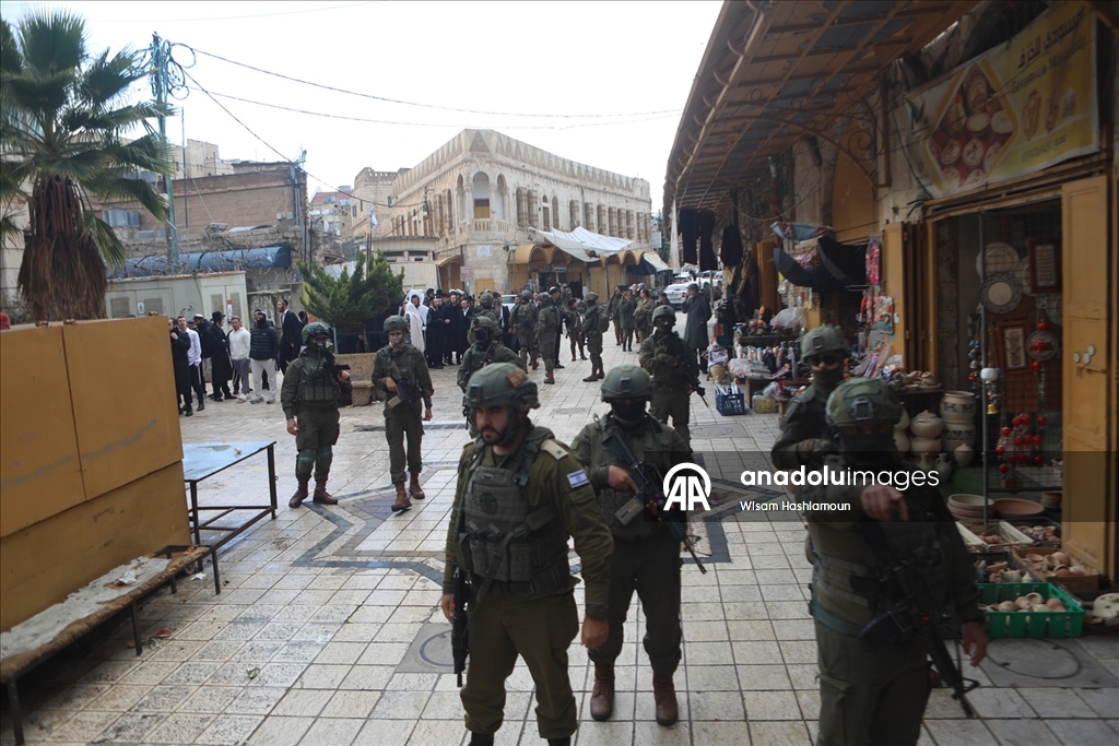 Filistin topraklarını gasbeden İsrailliler, İsrail güçleri korumasında El Halil'e baskın düzenledi