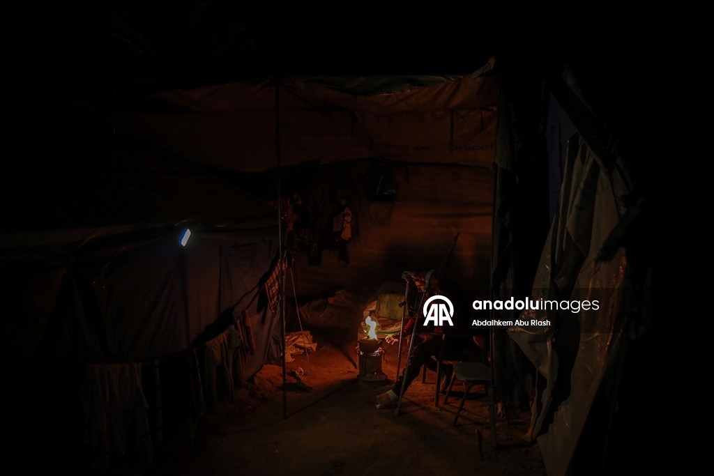 Gazze’de yerinden edilen Filistinliler zorlu kış koşullarıyla mücadele ediyor