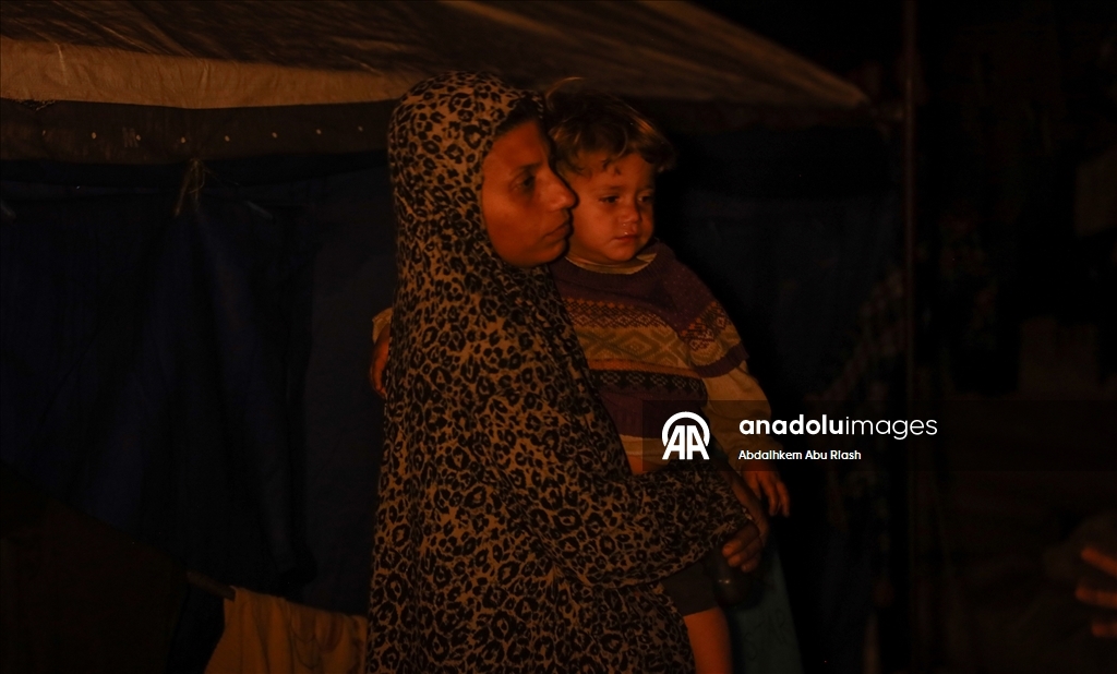 Gazze’de yerinden edilen Filistinliler zorlu kış koşullarıyla mücadele ediyor