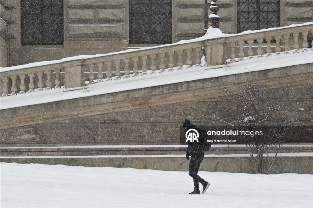 Obilne snježne padavine u češkoj prijestolnici Pragu