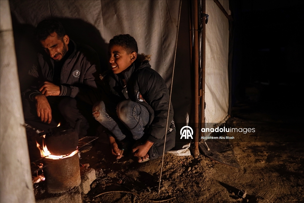 Gazze’de yerinden edilen Filistinliler zorlu kış koşullarıyla mücadele ediyor