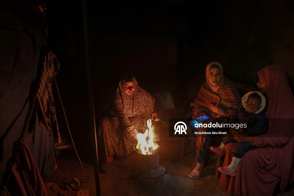Gazze’de yerinden edilen Filistinliler zorlu kış koşullarıyla mücadele ediyor
