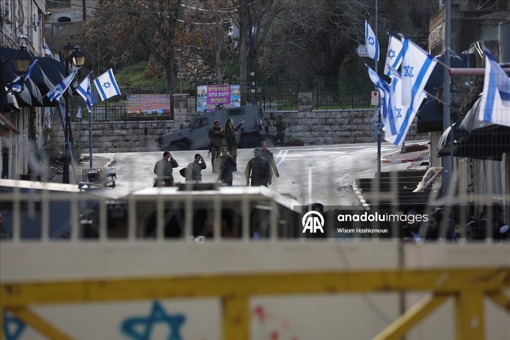 Filistin topraklarını gasbeden İsrailliler, İsrail güçleri korumasında El Halil'e baskın düzenledi