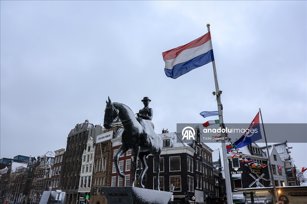 Сильный снегопад в Нидерландах парализовал транспортное сообщение