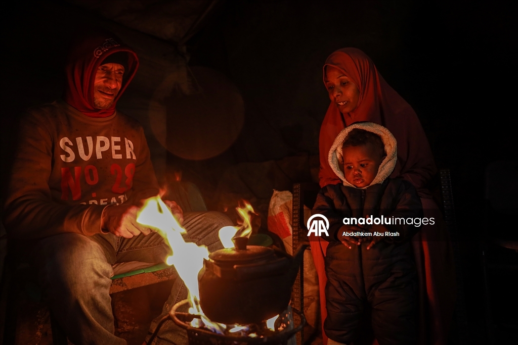 Gazze’de yerinden edilen Filistinliler zorlu kış koşullarıyla mücadele ediyor