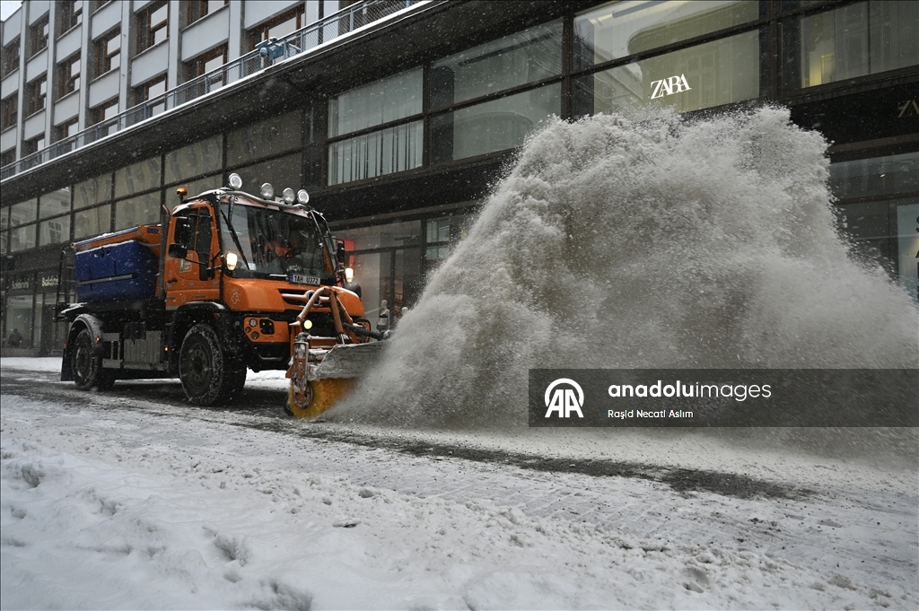 Prag’da kar yağışı etkili oldu