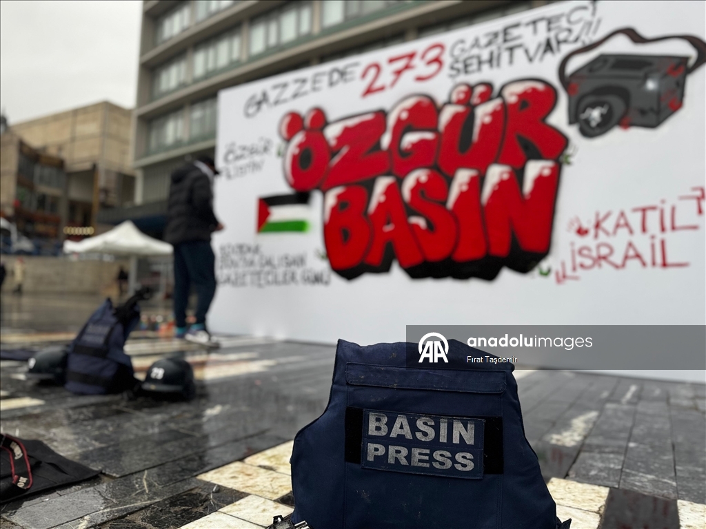 Ankara'da İsrail saldırılarında hayatını kaybeden Filistinli gazeteciler için grafitili anma