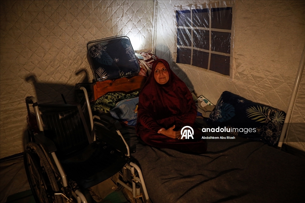 Gazze’de yerinden edilen Filistinliler zorlu kış koşullarıyla mücadele ediyor