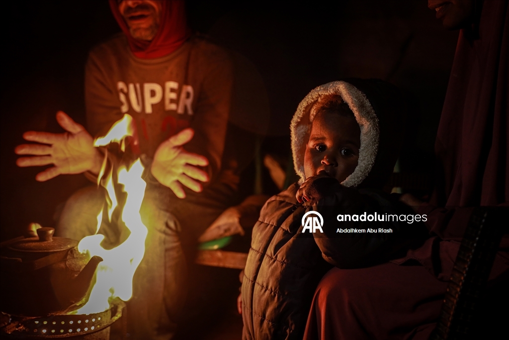 Gazze’de yerinden edilen Filistinliler zorlu kış koşullarıyla mücadele ediyor