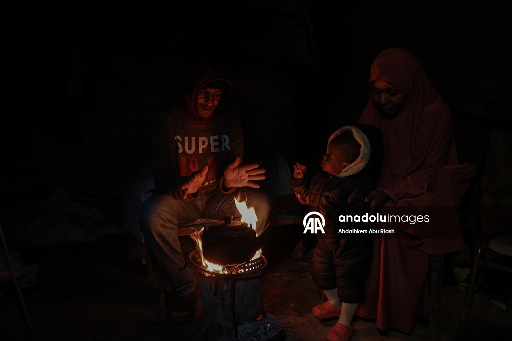 Gazze’de yerinden edilen Filistinliler zorlu kış koşullarıyla mücadele ediyor