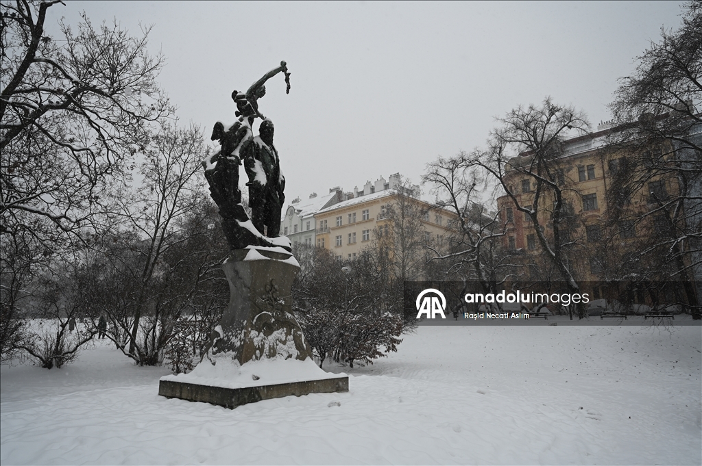 Obilne snježne padavine u češkoj prijestolnici Pragu
