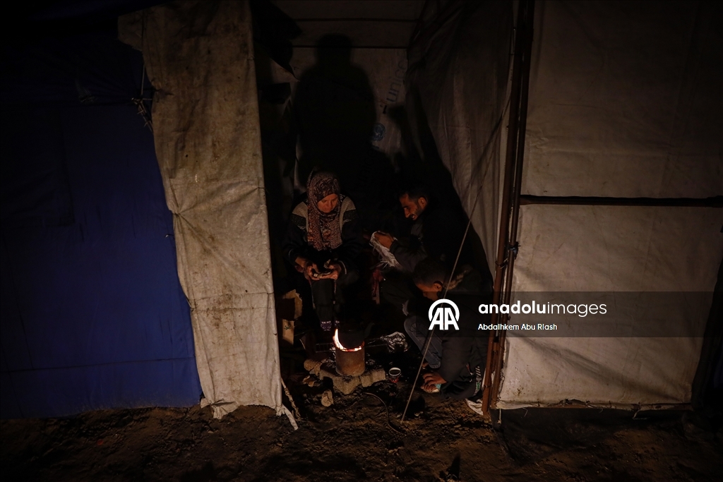 Gazze’de yerinden edilen Filistinliler zorlu kış koşullarıyla mücadele ediyor